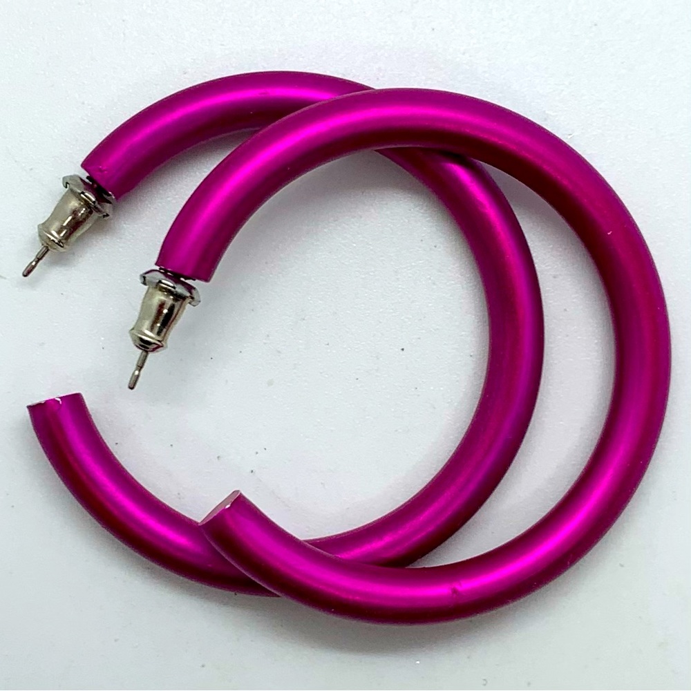 VINTAGE 80’S HOOP EARRINGS METALLIC FUSCHIA PINK ENAMEL LARGE METAL POST DANGLE